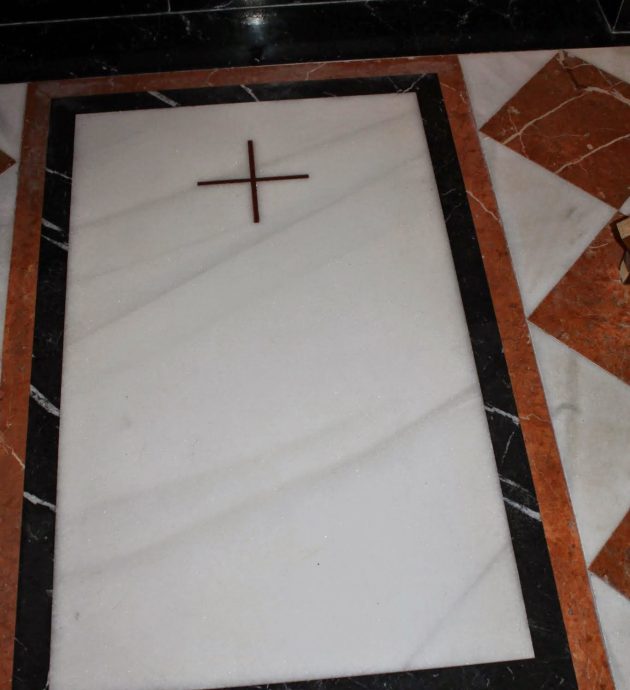 sepulcro-iglesia-cister-edificio-pedro-de-mena-IMG_0389